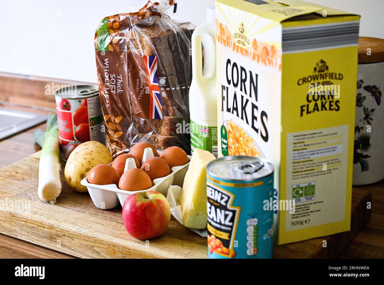 Variété de produits alimentaires ménagers achetés en 2023 pendant la crise du coût de la vie au Royaume-Uni . La nourriture comprend des oeufs de lait fromage fruits pommes de terre poireaux de pain, boîtes de haricots cuits au four et tomates crédit Simon Dack Banque D'Images