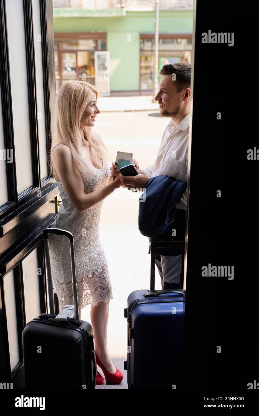 Heureux couple nouvellement marié avec des valises aller en vacances à l'étranger Banque D'Images