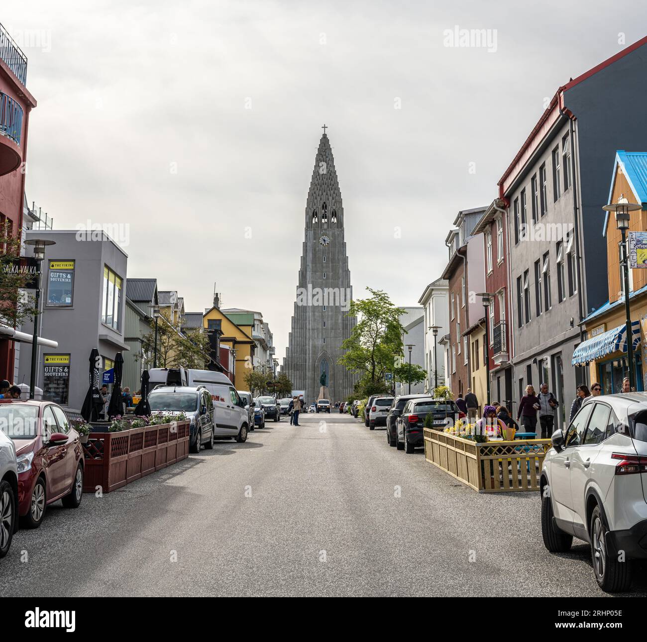 Vue le long de Skolavordustigur vers Hallgrímskirkja (église), Reykjavik, Islande Banque D'Images