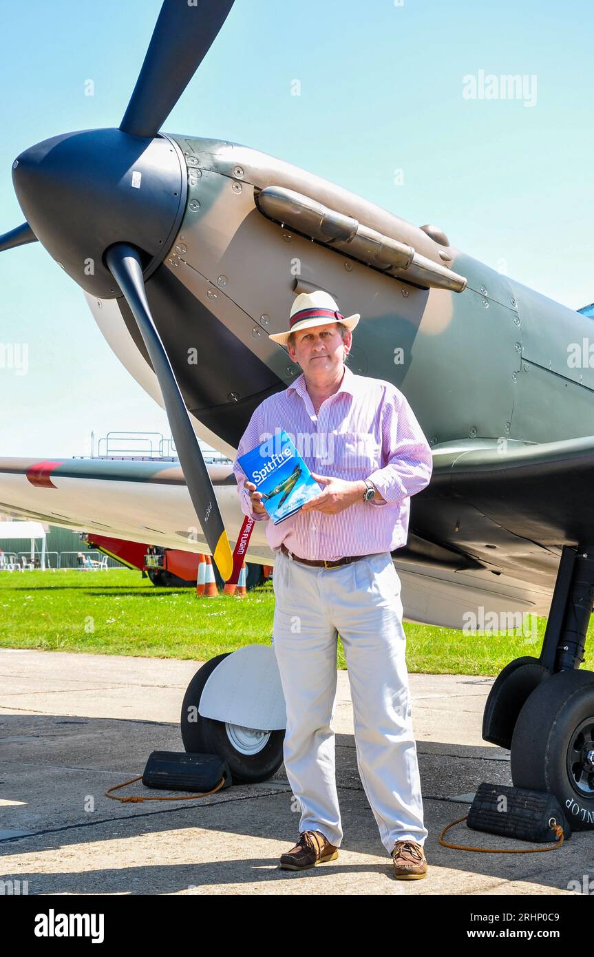 Andy Saunders auteur de Spitfire Mk I P9374 lors du lancement du livre avec restauré Supermarine Spitfire JE Seconde Guerre mondiale avion objet du livre Banque D'Images