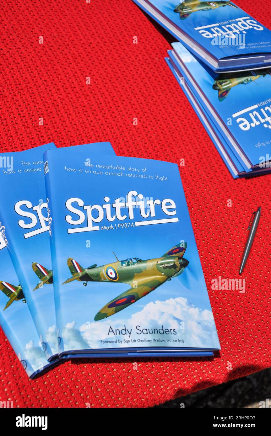 Lancement du livre Spitfire Mark I P9374 sur la restauration de Supermarine Spitfire Mk.I avion de la Seconde Guerre mondiale série P9374 en vol. Par l'auteur Andy Saunders Banque D'Images