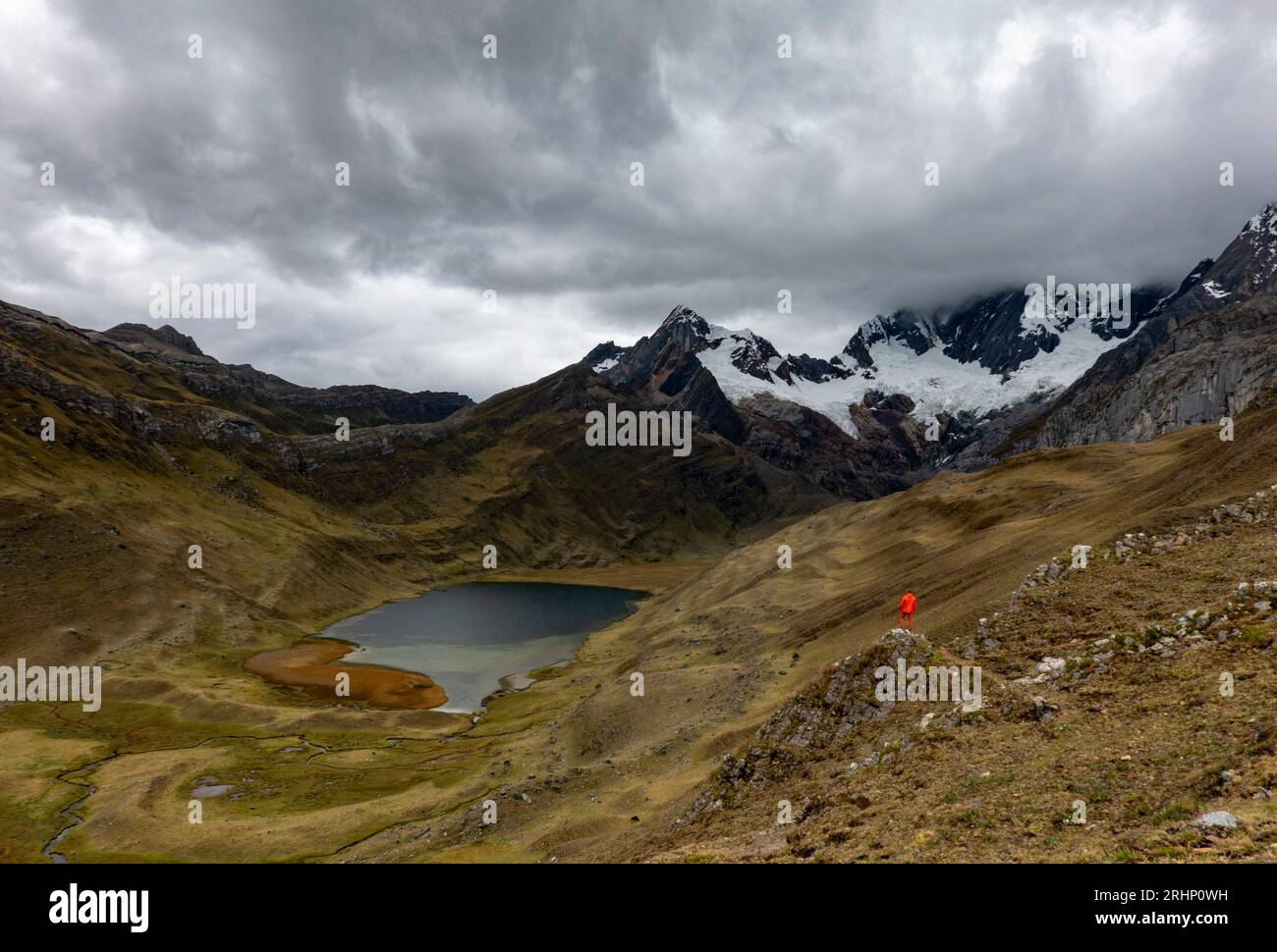 Vue sur le lac Mitucocha, le circuit de randonnée Huayhuash, les montagnes des Andes, Pérou Banque D'Images
