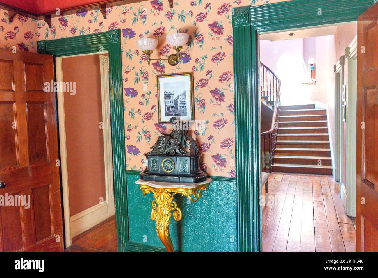 Hall d'entrée de la maison victorienne au musée et galerie d'art de Jersey, The Weighbridge, St Helier, Jersey, îles Anglo-Normandes Banque D'Images