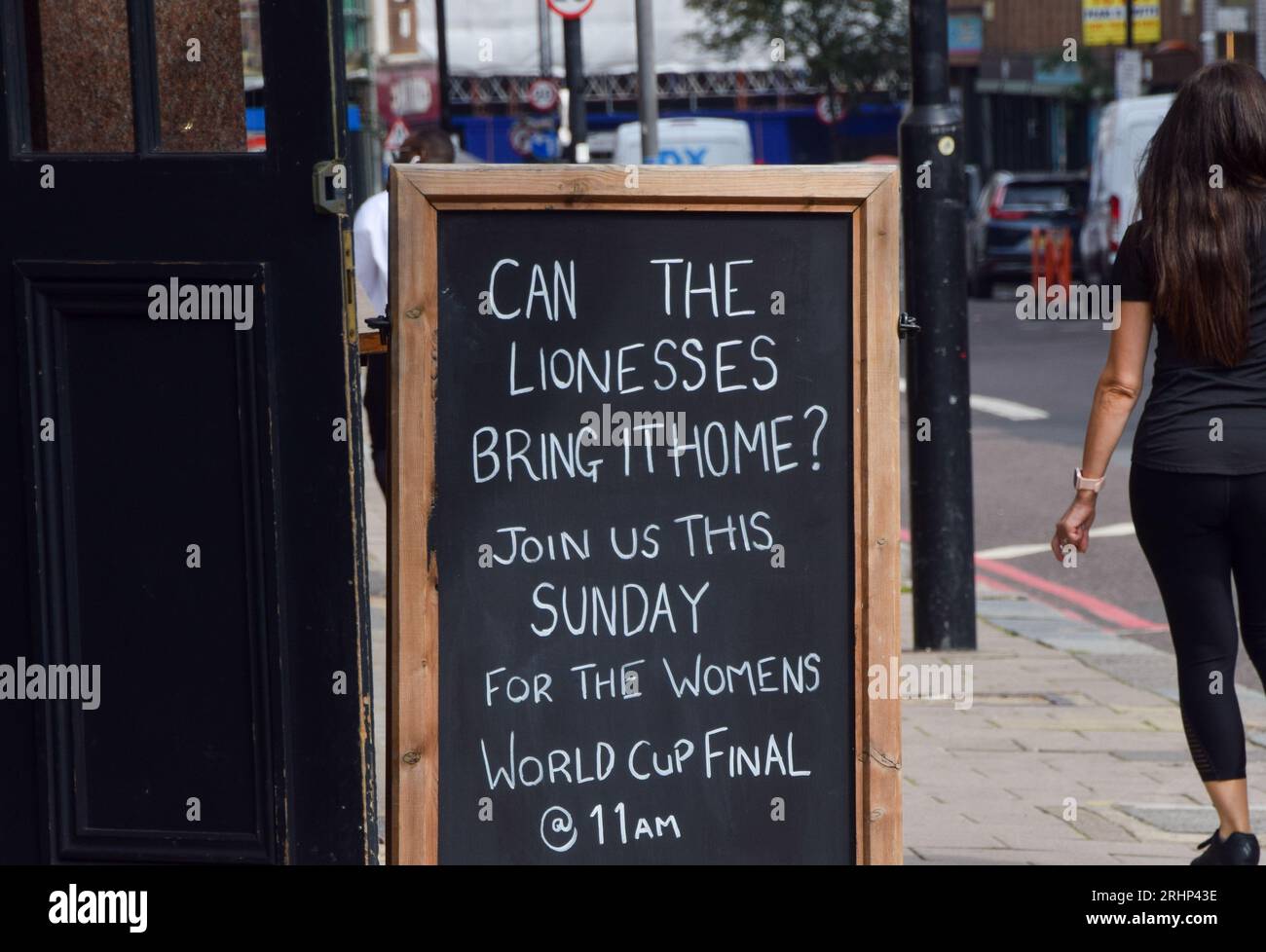 Londres, Royaume-Uni. 18 août 2023. Un panneau dans un pub du centre de Londres annonce qu'il ouvrira tôt pour la finale de la coupe du monde féminine de football de la FIFA en Australie le dimanche 20 août, avec l'Angleterre jouant contre l'Espagne. Crédit : Vuk Valcic/Alamy Live News Banque D'Images