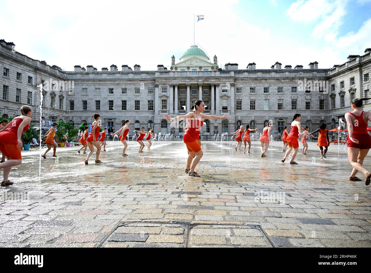 Danseuses de Shobana Jeyasingh Dance répétant le contrepoint dans les fontaines de Somerset House avant les représentations de ce week-end dans le cadre du festival Inside Out du conseil municipal de Westminster. Un groupe de 22 femmes puissantes dansent un duo avec les fontaines emblématiques de Somerset House en contrepoint, créé par Shobana Jeyasingh Dance et inspiré par la superbe architecture néoclassique de la cour. Date : du 19 au 20 août - trois représentations par jour, d'une durée de 10 minutes, les heures de début sont indiquées sur le site Web de Somerset House. Banque D'Images