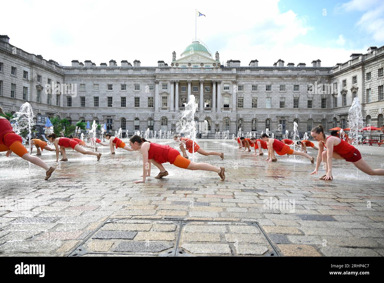 Danseuses de Shobana Jeyasingh Dance répétant le contrepoint dans les fontaines de Somerset House avant les représentations de ce week-end dans le cadre du festival Inside Out du conseil municipal de Westminster. Un groupe de 22 femmes puissantes dansent un duo avec les fontaines emblématiques de Somerset House en contrepoint, créé par Shobana Jeyasingh Dance et inspiré par la superbe architecture néoclassique de la cour. Date : du 19 au 20 août - trois représentations par jour, d'une durée de 10 minutes, les heures de début sont indiquées sur le site Web de Somerset House. Banque D'Images