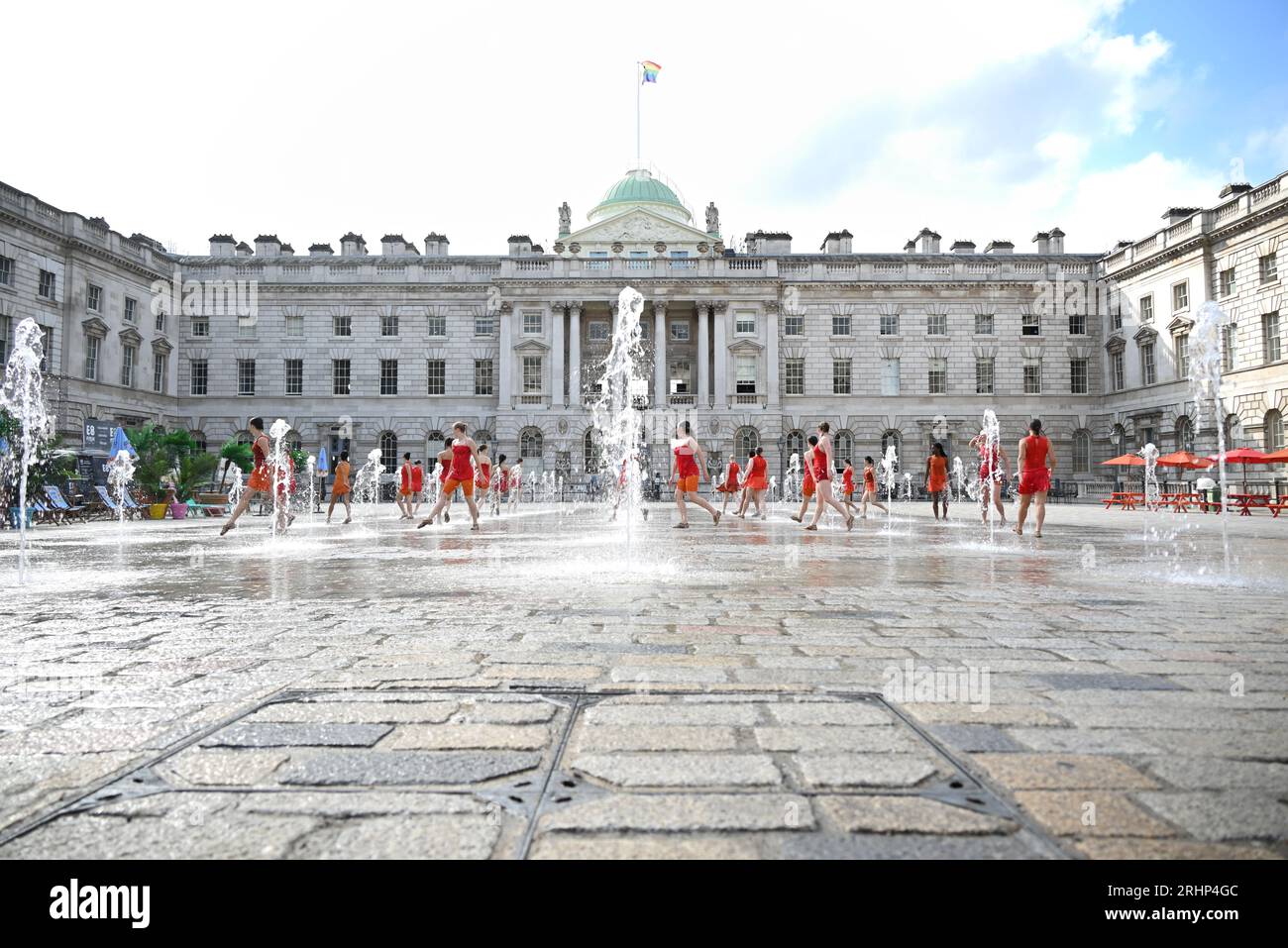 Danseuses de Shobana Jeyasingh Dance répétant le contrepoint dans les fontaines de Somerset House avant les représentations de ce week-end dans le cadre du festival Inside Out du conseil municipal de Westminster. Un groupe de 22 femmes puissantes dansent un duo avec les fontaines emblématiques de Somerset House en contrepoint, créé par Shobana Jeyasingh Dance et inspiré par la superbe architecture néoclassique de la cour. Date : du 19 au 20 août - trois représentations par jour, d'une durée de 10 minutes, les heures de début sont indiquées sur le site Web de Somerset House. Banque D'Images