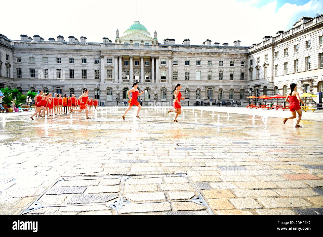 Danseuses de Shobana Jeyasingh Dance répétant le contrepoint dans les fontaines de Somerset House avant les représentations de ce week-end dans le cadre du festival Inside Out du conseil municipal de Westminster. Un groupe de 22 femmes puissantes dansent un duo avec les fontaines emblématiques de Somerset House en contrepoint, créé par Shobana Jeyasingh Dance et inspiré par la superbe architecture néoclassique de la cour. Date : du 19 au 20 août - trois représentations par jour, d'une durée de 10 minutes, les heures de début sont indiquées sur le site Web de Somerset House. Banque D'Images