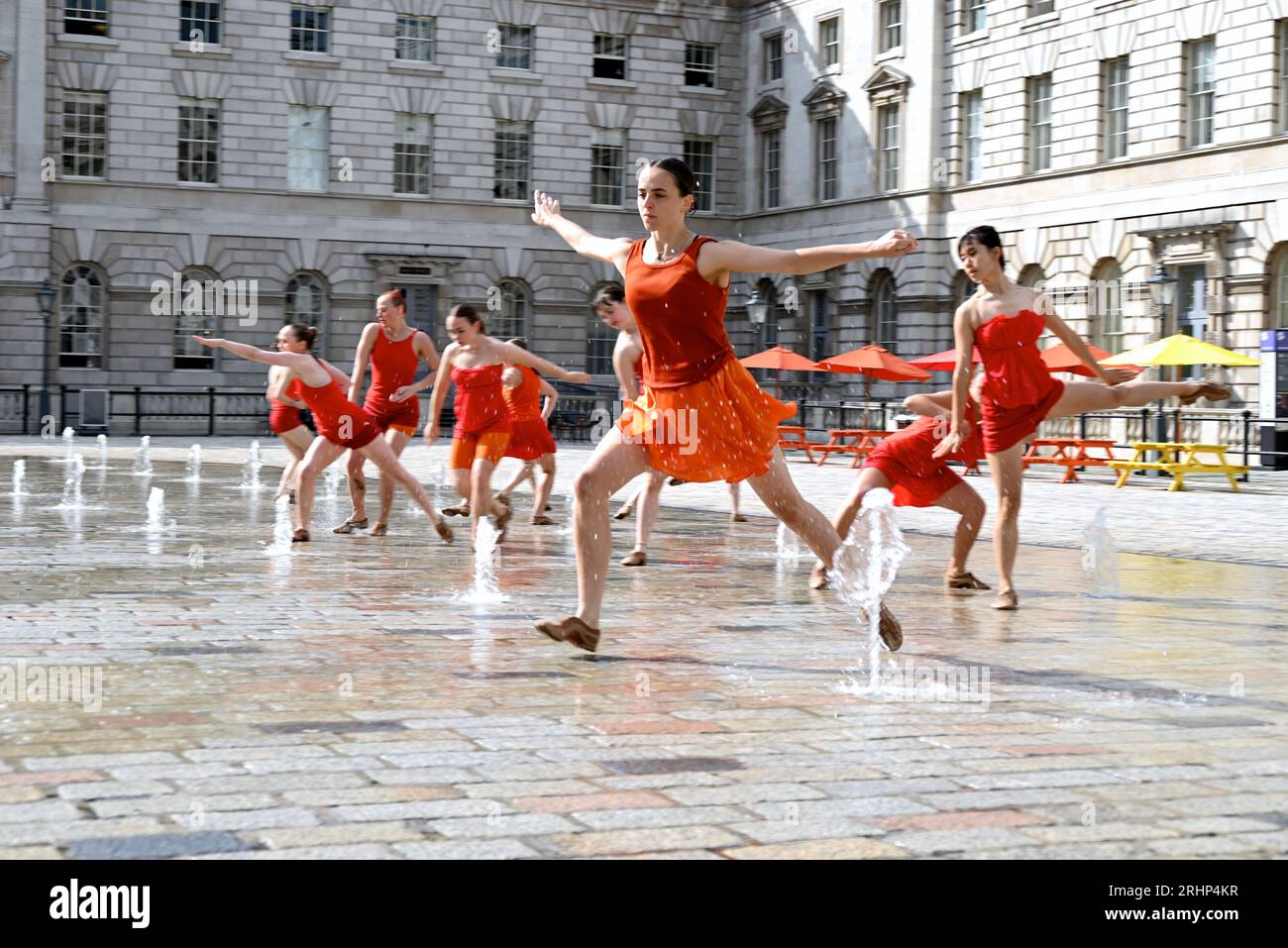 Danseuses de Shobana Jeyasingh Dance répétant le contrepoint dans les fontaines de Somerset House avant les représentations de ce week-end dans le cadre du festival Inside Out du conseil municipal de Westminster. Un groupe de 22 femmes puissantes dansent un duo avec les fontaines emblématiques de Somerset House en contrepoint, créé par Shobana Jeyasingh Dance et inspiré par la superbe architecture néoclassique de la cour. Date : du 19 au 20 août - trois représentations par jour, d'une durée de 10 minutes, les heures de début sont indiquées sur le site Web de Somerset House. Banque D'Images