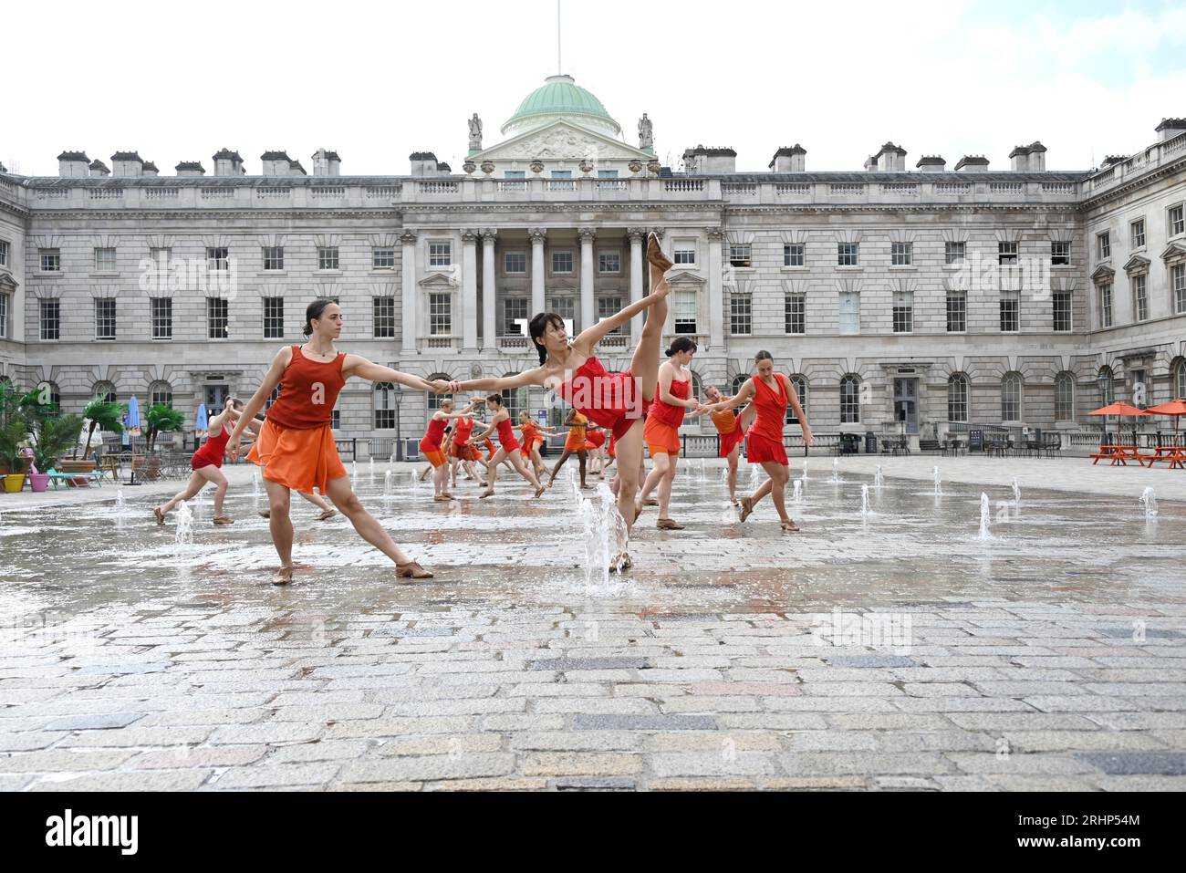 Danseuses de Shobana Jeyasingh Dance répétant le contrepoint dans les fontaines de Somerset House avant les représentations de ce week-end dans le cadre du festival Inside Out du conseil municipal de Westminster. Un groupe de 22 femmes puissantes dansent un duo avec les fontaines emblématiques de Somerset House en contrepoint, créé par Shobana Jeyasingh Dance et inspiré par la superbe architecture néoclassique de la cour. Date : du 19 au 20 août - trois représentations par jour, d'une durée de 10 minutes, les heures de début sont indiquées sur le site Web de Somerset House. Banque D'Images