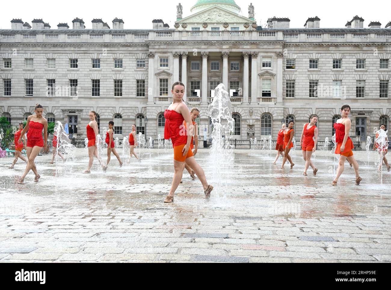 Danseuses de Shobana Jeyasingh Dance répétant le contrepoint dans les fontaines de Somerset House avant les représentations de ce week-end dans le cadre du festival Inside Out du conseil municipal de Westminster. Un groupe de 22 femmes puissantes dansent un duo avec les fontaines emblématiques de Somerset House en contrepoint, créé par Shobana Jeyasingh Dance et inspiré par la superbe architecture néoclassique de la cour. Date : du 19 au 20 août - trois représentations par jour, d'une durée de 10 minutes, les heures de début sont indiquées sur le site Web de Somerset House. Banque D'Images