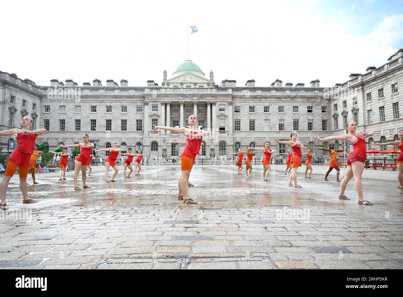 Danseuses de Shobana Jeyasingh Dance répétant le contrepoint dans les fontaines de Somerset House avant les représentations de ce week-end dans le cadre du festival Inside Out du conseil municipal de Westminster. Un groupe de 22 femmes puissantes dansent un duo avec les fontaines emblématiques de Somerset House en contrepoint, créé par Shobana Jeyasingh Dance et inspiré par la superbe architecture néoclassique de la cour. Date : du 19 au 20 août - trois représentations par jour, d'une durée de 10 minutes, les heures de début sont indiquées sur le site Web de Somerset House. Banque D'Images