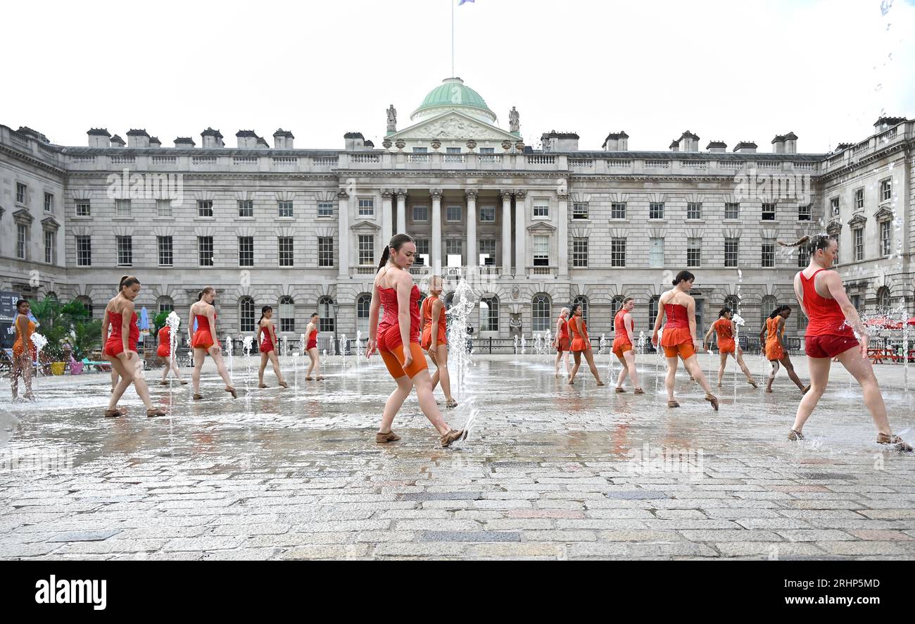 Danseuses de Shobana Jeyasingh Dance répétant le contrepoint dans les fontaines de Somerset House avant les représentations de ce week-end dans le cadre du festival Inside Out du conseil municipal de Westminster. Un groupe de 22 femmes puissantes dansent un duo avec les fontaines emblématiques de Somerset House en contrepoint, créé par Shobana Jeyasingh Dance et inspiré par la superbe architecture néoclassique de la cour. Date : du 19 au 20 août - trois représentations par jour, d'une durée de 10 minutes, les heures de début sont indiquées sur le site Web de Somerset House. Banque D'Images