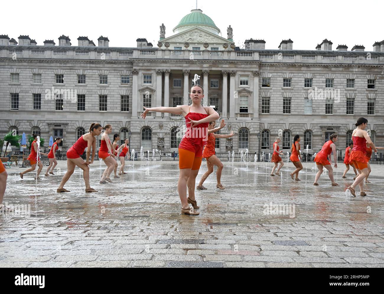 Danseuses de Shobana Jeyasingh Dance répétant le contrepoint dans les fontaines de Somerset House avant les représentations de ce week-end dans le cadre du festival Inside Out du conseil municipal de Westminster. Un groupe de 22 femmes puissantes dansent un duo avec les fontaines emblématiques de Somerset House en contrepoint, créé par Shobana Jeyasingh Dance et inspiré par la superbe architecture néoclassique de la cour. Date : du 19 au 20 août - trois représentations par jour, d'une durée de 10 minutes, les heures de début sont indiquées sur le site Web de Somerset House. Banque D'Images