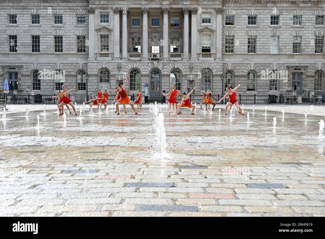 Danseuses de Shobana Jeyasingh Dance répétant le contrepoint dans les fontaines de Somerset House avant les représentations de ce week-end dans le cadre du festival Inside Out du conseil municipal de Westminster. Un groupe de 22 femmes puissantes dansent un duo avec les fontaines emblématiques de Somerset House en contrepoint, créé par Shobana Jeyasingh Dance et inspiré par la superbe architecture néoclassique de la cour. Date : du 19 au 20 août - trois représentations par jour, d'une durée de 10 minutes, les heures de début sont indiquées sur le site Web de Somerset House. Banque D'Images