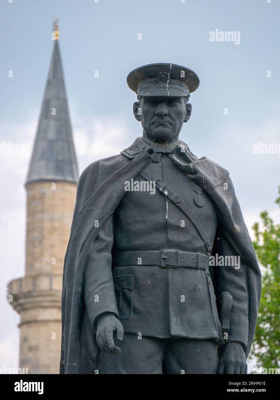 Statue de Mustafa Kemal Ataturk avec un minaret à l'arrière-plan à Edirne, Turquie Banque D'Images