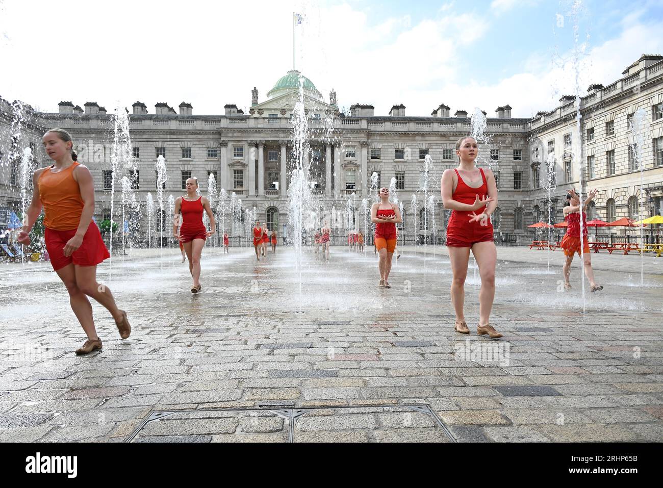 Danseuses de Shobana Jeyasingh Dance répétant le contrepoint dans les fontaines de Somerset House avant les représentations de ce week-end dans le cadre du festival Inside Out du conseil municipal de Westminster. Un groupe de 22 femmes puissantes dansent un duo avec les fontaines emblématiques de Somerset House en contrepoint, créé par Shobana Jeyasingh Dance et inspiré par la superbe architecture néoclassique de la cour. Date : du 19 au 20 août - trois représentations par jour, d'une durée de 10 minutes, les heures de début sont indiquées sur le site Web de Somerset House. Banque D'Images