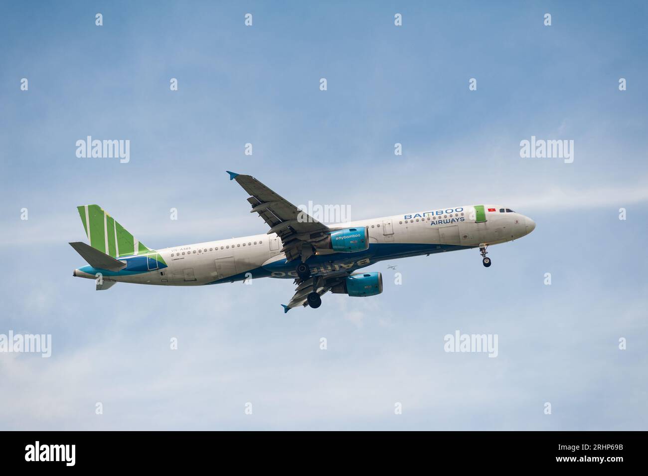 15.07.2023, Singapour, République de Singapour, Asie - Un Airbus A321-200 de Bamboo Airways approche de l'aéroport de Changi pour atterrir. Banque D'Images