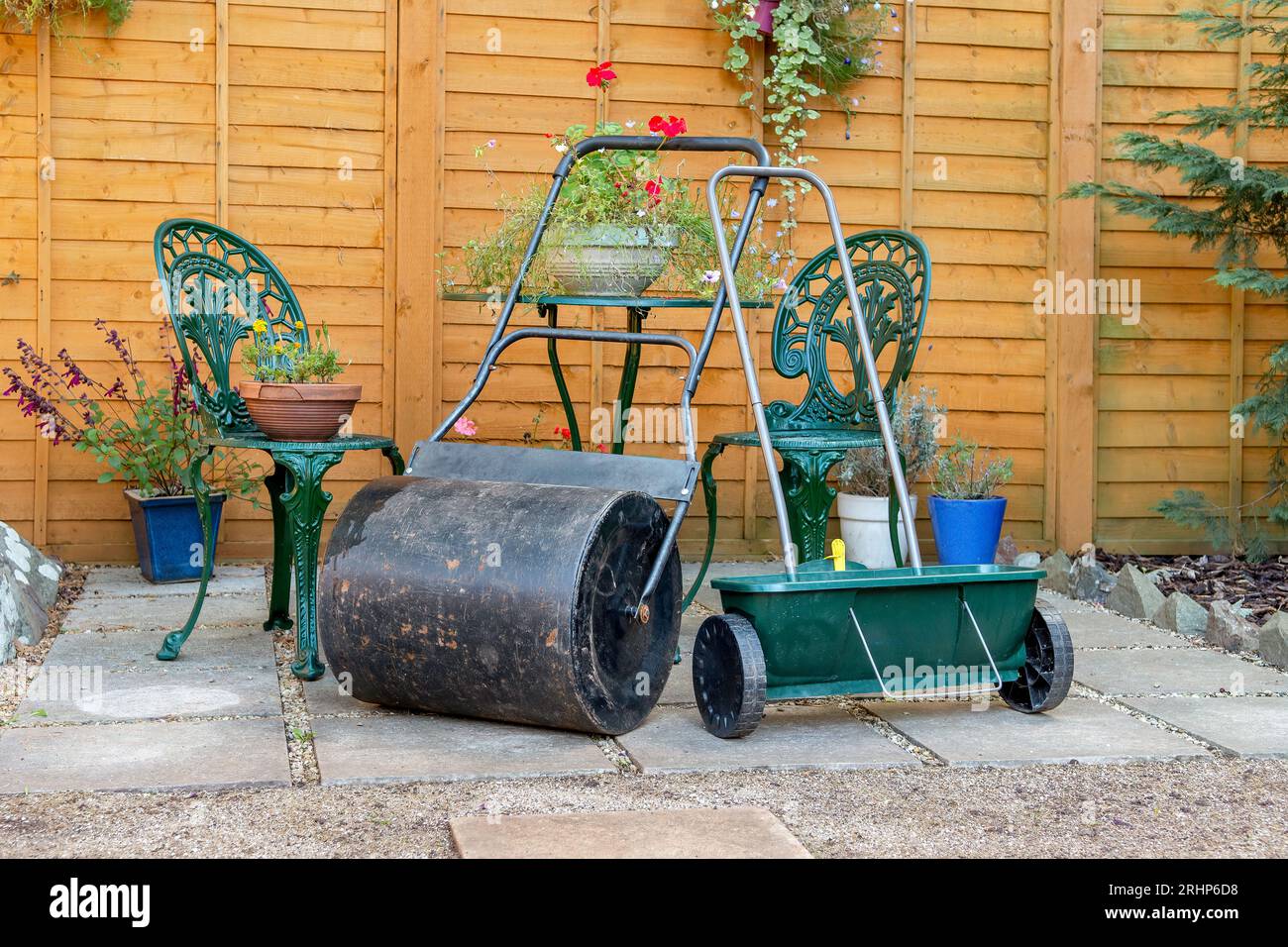 Rouleau de pelouse de jardin et épandeur de gouttes de graines de pelouse pour la préparation et la pose de nouvelles graines d'herbe ou de gazon Banque D'Images