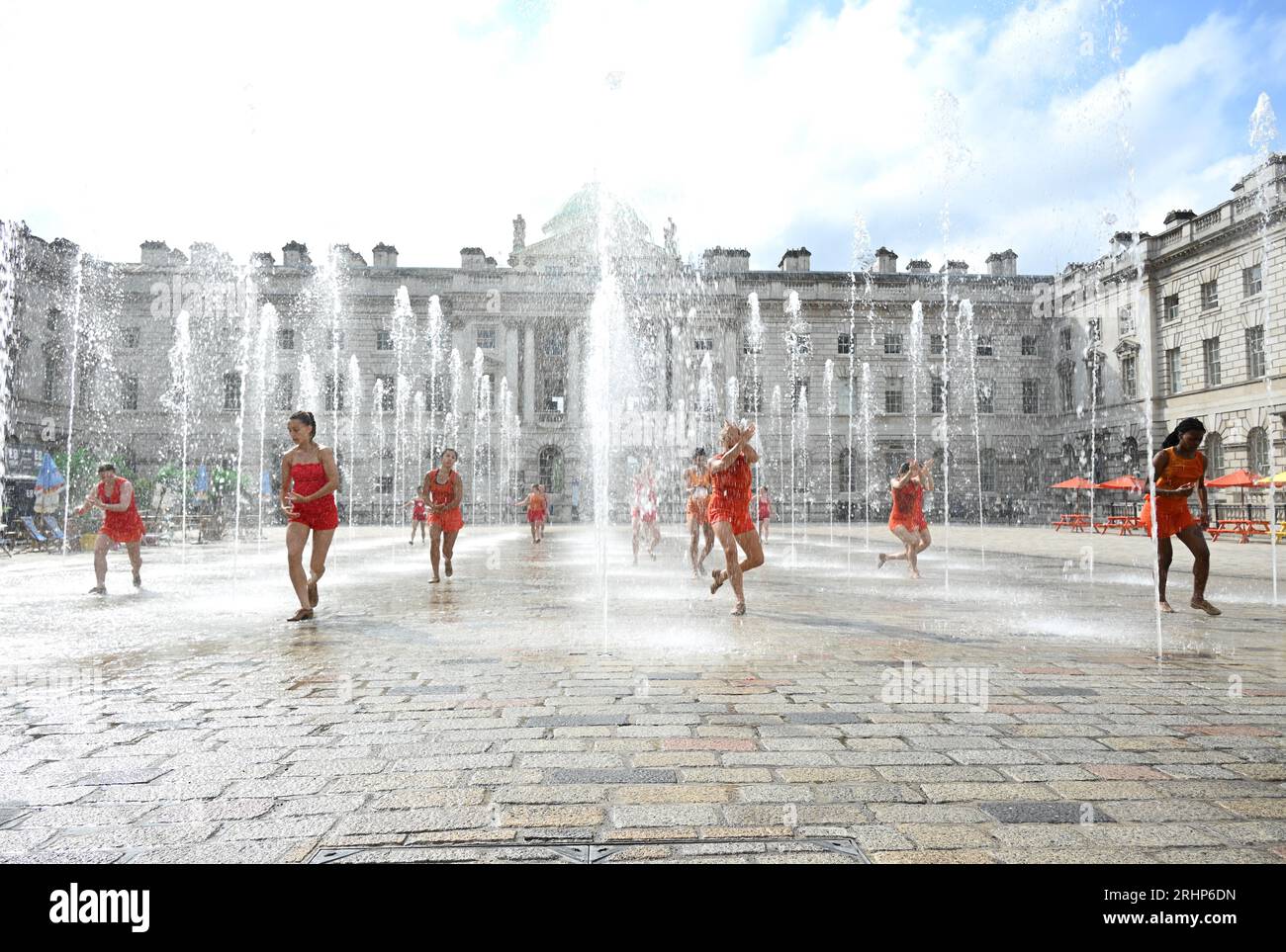 Danseuses de Shobana Jeyasingh Dance répétant le contrepoint dans les fontaines de Somerset House avant les représentations de ce week-end dans le cadre du festival Inside Out du conseil municipal de Westminster. Un groupe de 22 femmes puissantes dansent un duo avec les fontaines emblématiques de Somerset House en contrepoint, créé par Shobana Jeyasingh Dance et inspiré par la superbe architecture néoclassique de la cour. Date : du 19 au 20 août - trois représentations par jour, d'une durée de 10 minutes, les heures de début sont indiquées sur le site Web de Somerset House. Banque D'Images