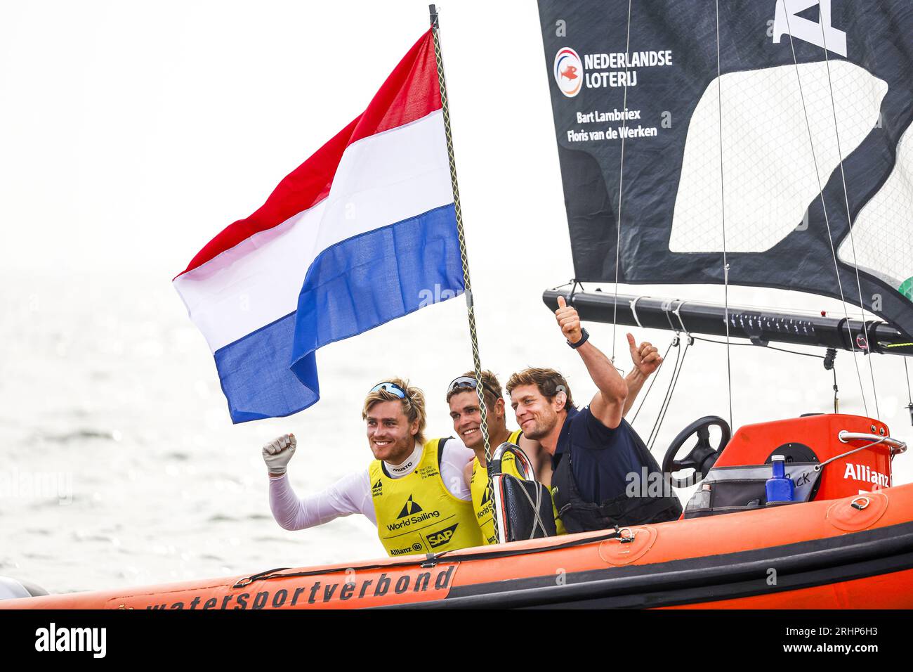 SCHEVENINGEN - Bart Lambriex et Floris van de Werken célèbrent leur titre mondial lors de la huitième journée des championnats du monde de voile. ANP SEM VAN DER WAL crédit : ANP/Alamy Live News Banque D'Images