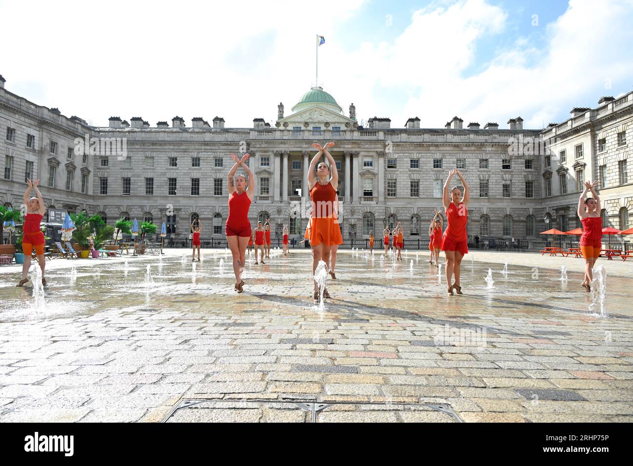 Danseuses de Shobana Jeyasingh Dance répétant le contrepoint dans les fontaines de Somerset House avant les représentations de ce week-end dans le cadre du festival Inside Out du conseil municipal de Westminster. Un groupe de 22 femmes puissantes dansent un duo avec les fontaines emblématiques de Somerset House en contrepoint, créé par Shobana Jeyasingh Dance et inspiré par la superbe architecture néoclassique de la cour. Date : du 19 au 20 août - trois représentations par jour, d'une durée de 10 minutes, les heures de début sont indiquées sur le site Web de Somerset House. Banque D'Images