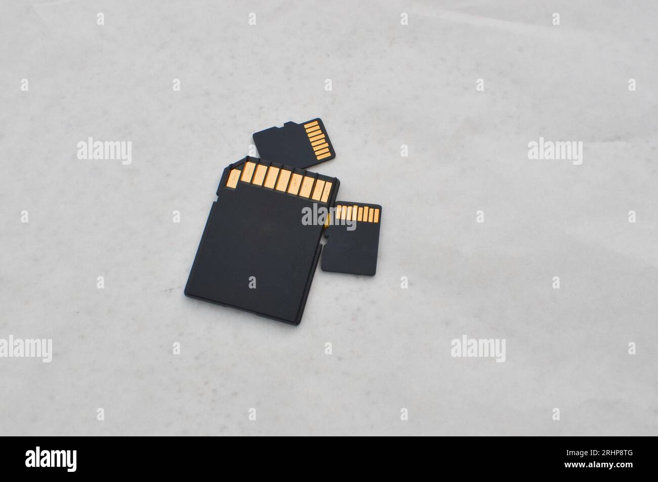 Gros plan des cartes SD et microSD, symboles d'un stockage compact et efficace sur puces. Détail des cartes SD et microSD, représentant le concept moderne o Banque D'Images