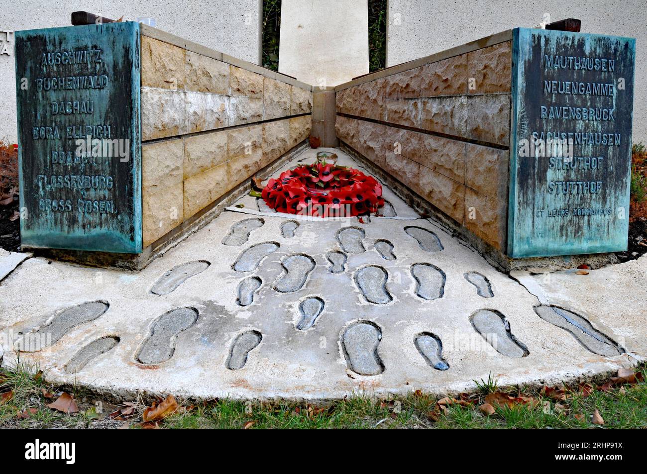 Détail du mémorial du cimetière du Père Lachaise à Paris aux victimes du camp de concentration de Bergen-Belsen pendant la Seconde Guerre mondiale. Banque D'Images