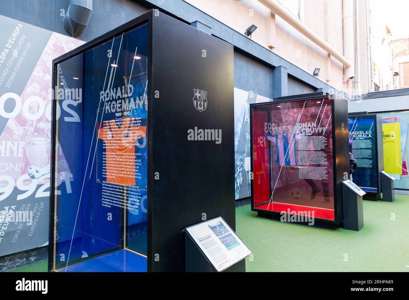 Barcelone, Espagne - 9 FÉVRIER 2022 : SportsGear des célèbres joueurs de football du FC Barcelone exposé à une exposition temporaire de la coupe du monde à Barcelone, Banque D'Images