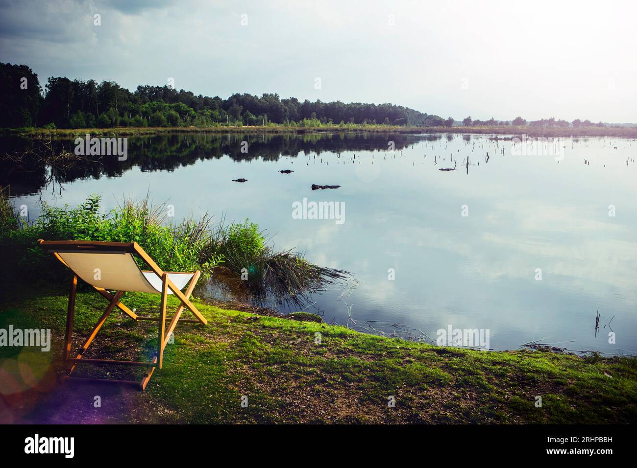 Chaise longue au bord du lac Banque D'Images