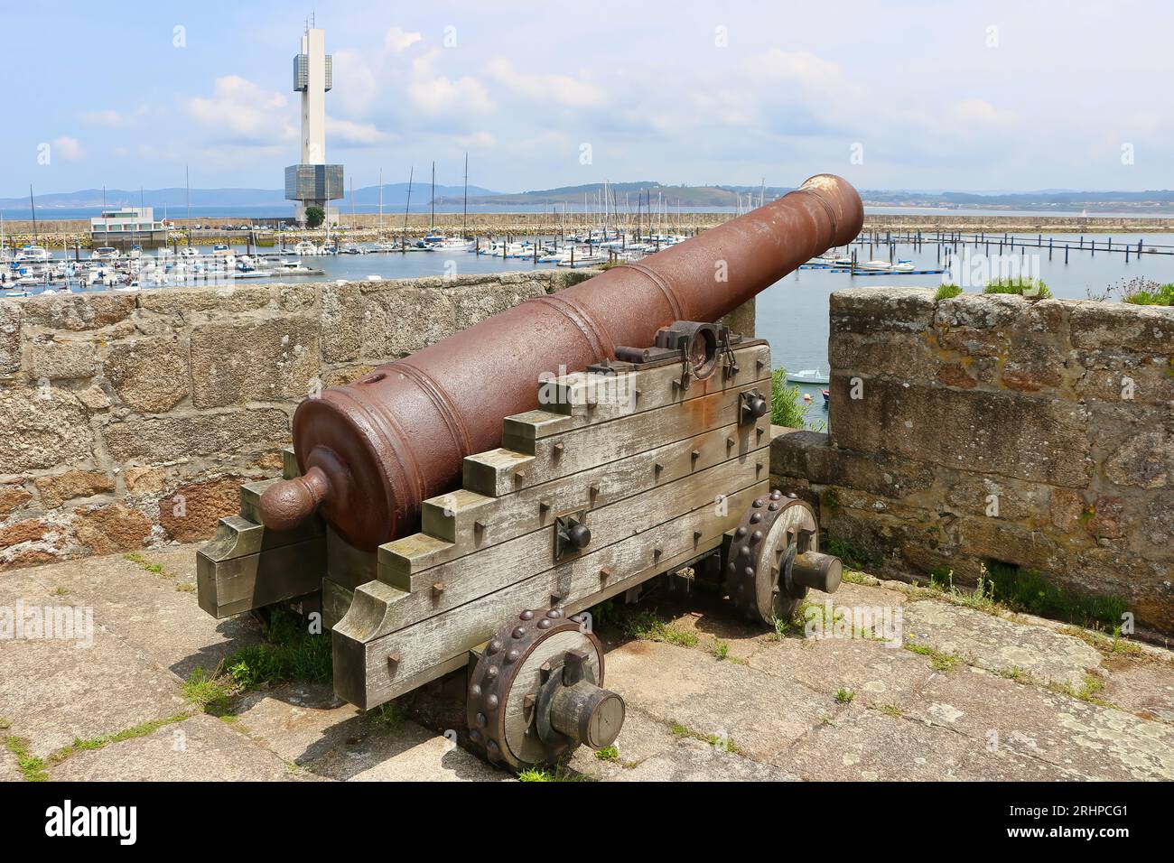 Canon de fer dans le château de San Anton avec la Torre de control Marítimo de la Coruña ouvert le 2 mai 1995 dans la distance A Coruña Galicia Espagne Banque D'Images