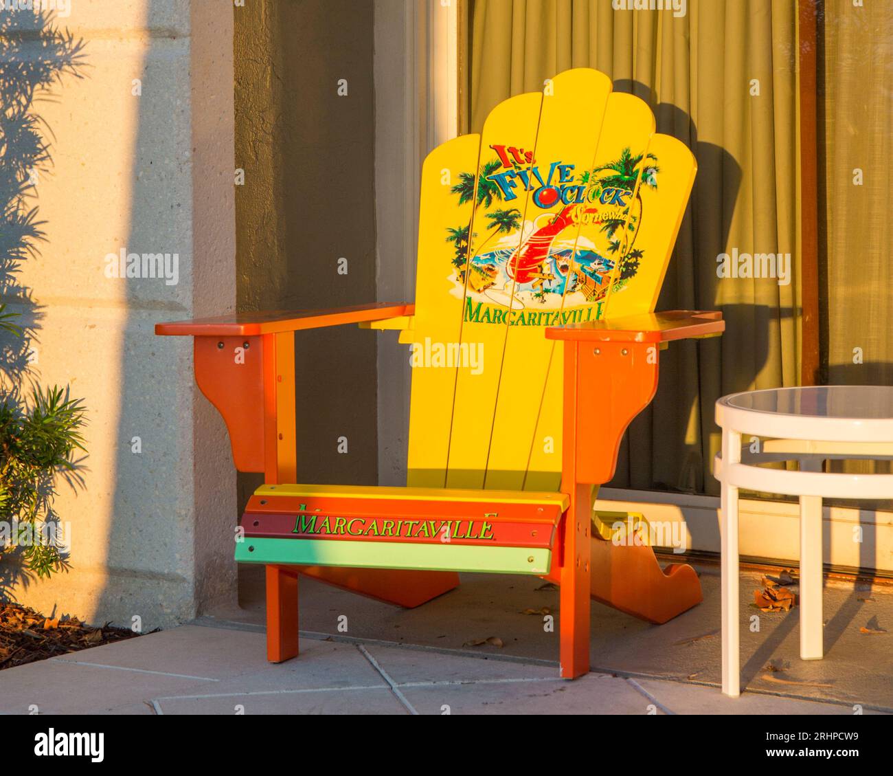 Key West, Floride, États-Unis. Chaise Adirondack colorée éclairée par le soleil couchant, Mallory Square, vieille ville. Banque D'Images Key West, Floride, États-Unis. Chaise Adirondack colorée éclairée par le soleil couchant, Mallory Square, vieille ville. Banque D'Images