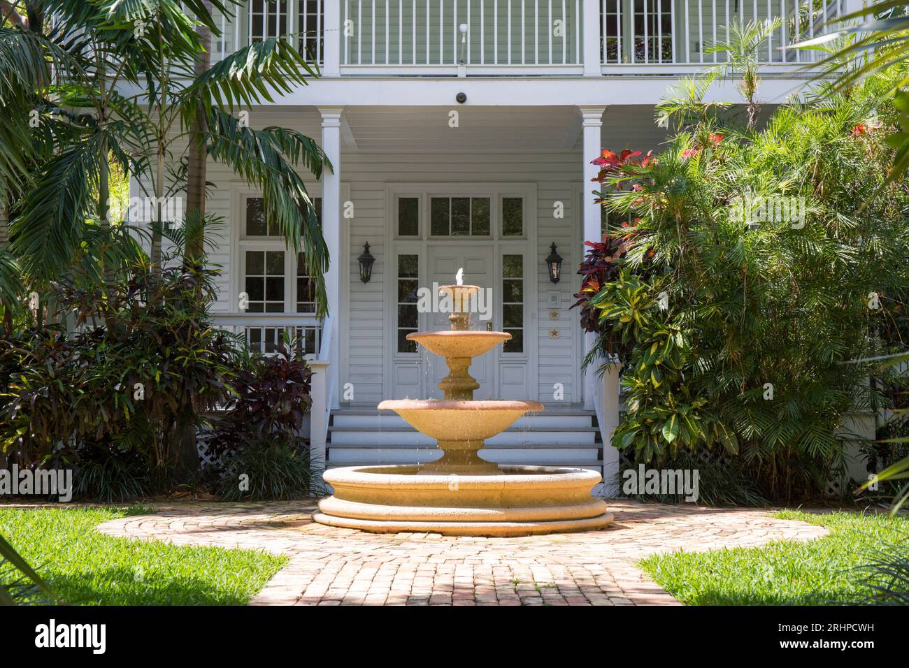 Key West, Floride, États-Unis. Fontaine ornementale dans le jardin d'une grande maison en bois, vieille ville. Banque D'Images