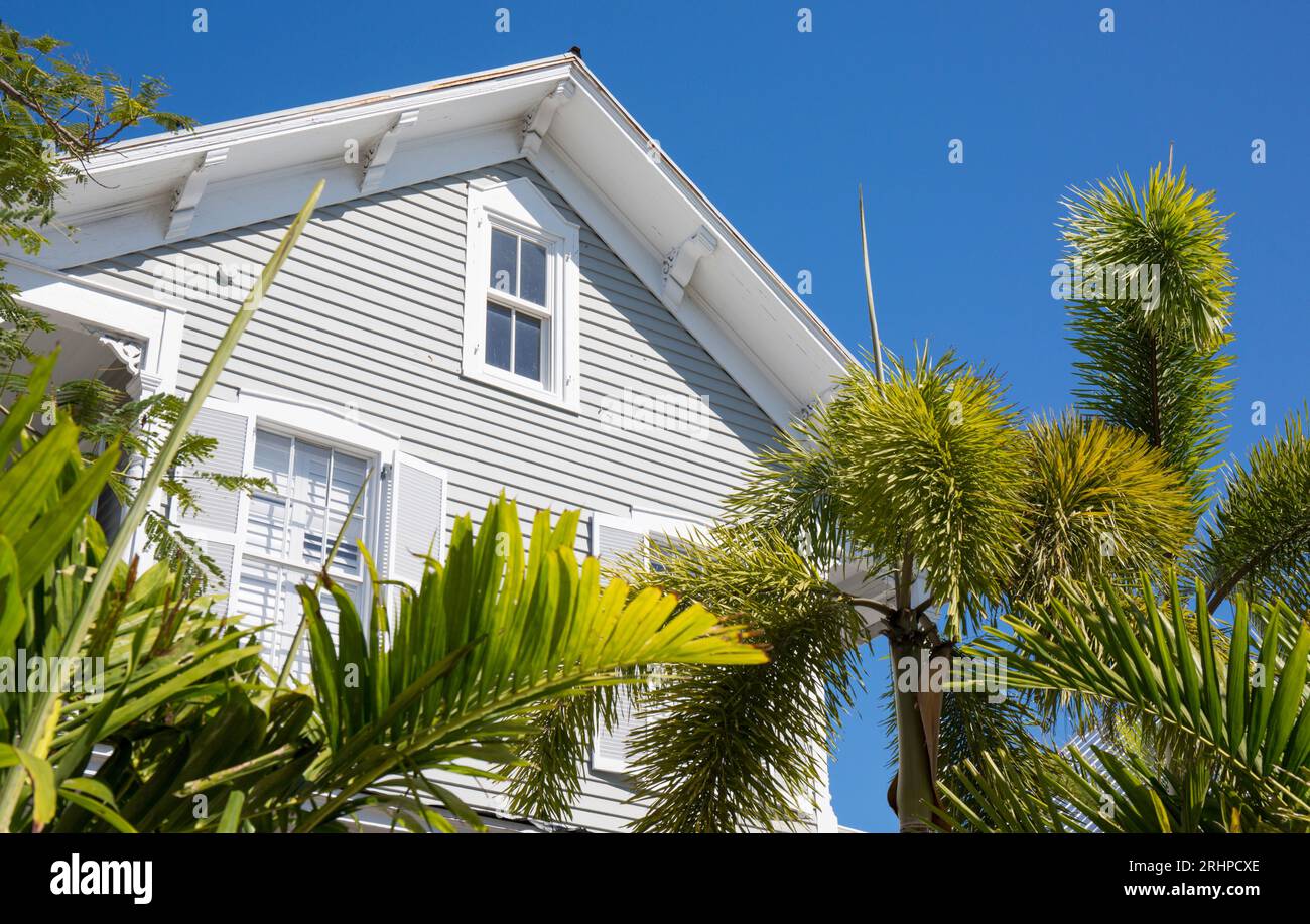 Key West, Floride, États-Unis. La façade supérieure de Chelsea House, une auberge historique sur Truman Avenue, vieille ville, encadrée par la végétation tropicale. Banque D'Images