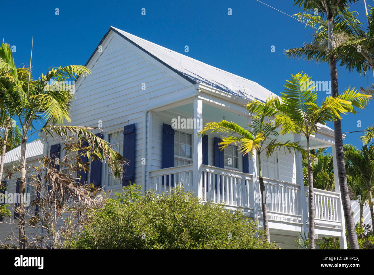 Key West, Floride, États-Unis. Balcon d'une maison en bois typique encadrée par la végétation tropicale, vieille ville. Banque D'Images