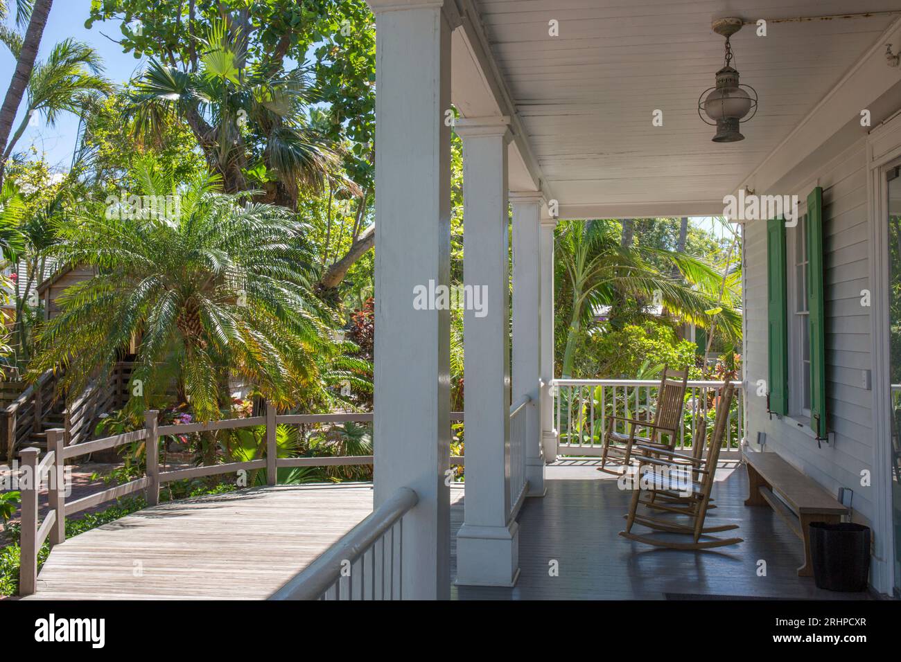 Key West, Floride, États-Unis. Véranda du musée de la maison Audubon situé au milieu de jardins tropicaux luxuriants, vieille ville. Banque D'Images