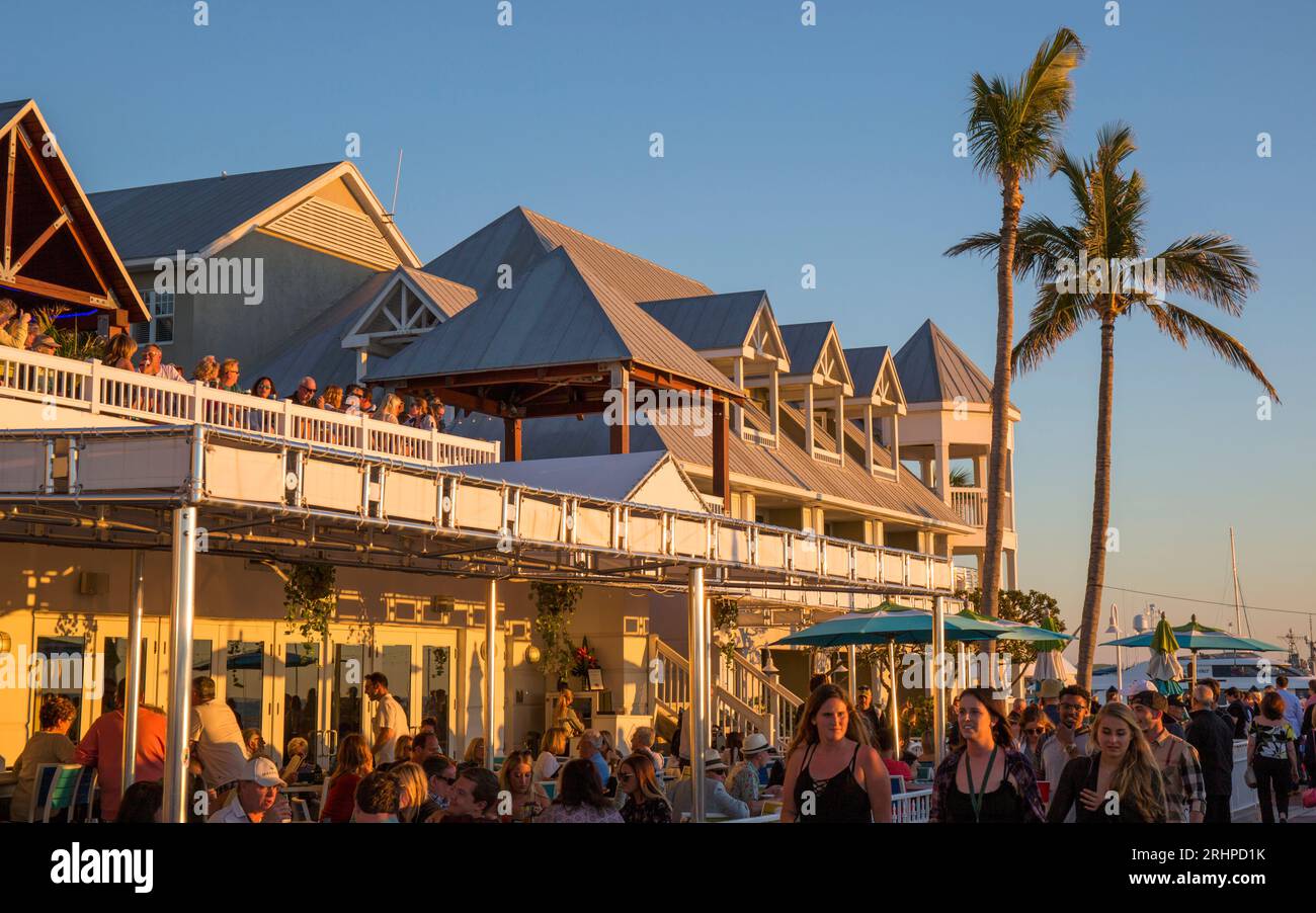 Key West, Floride, États-Unis. Touristes se rassemblant dans les bars de bord de mer pour la célébration du coucher du soleil, Mallory Square, vieille ville. Banque D'Images