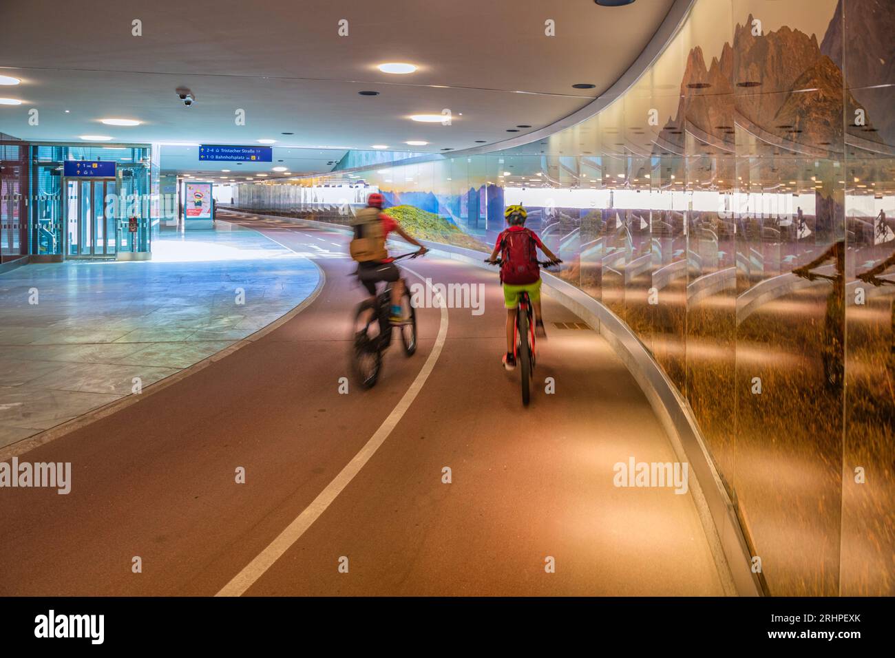 Autriche, Tyrol oriental, Lienz, passage souterrain moderne pour piétons et cyclistes à la gare de Lienz Banque D'Images