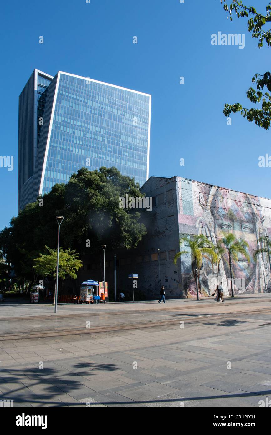 Rio de Janeiro, Brésil : Skyline de la ville avec vue sur mural das Etnias, nommé nous sommes tous un, réalisé par l'artiste brésilien Eduardo Kobra pour les Jeux Olympiques de Rio 2016 Banque D'Images