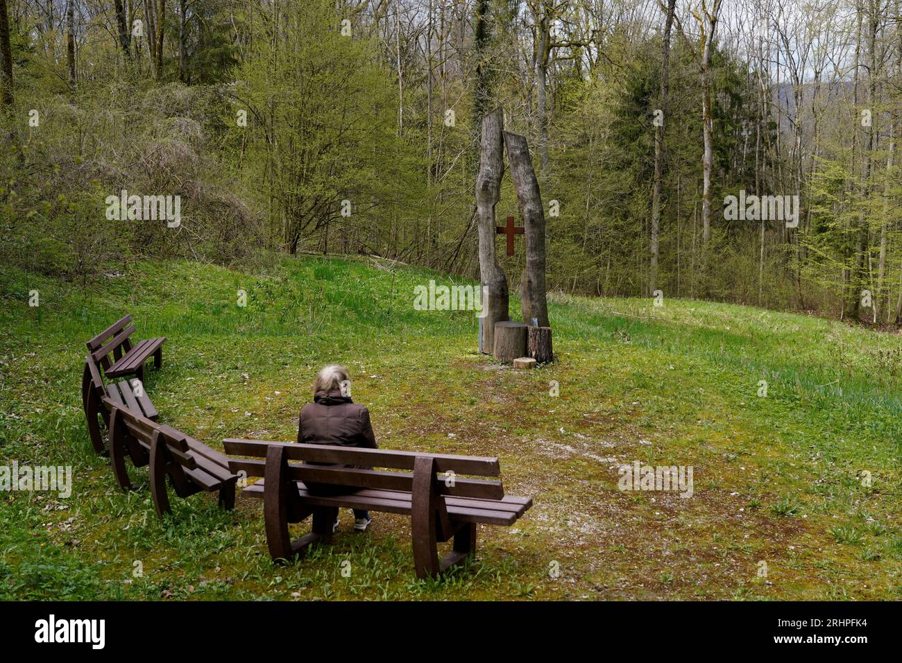 Allemagne, Bavière, haute-Franconie, Suisse franconienne, Pretzfeld, forêt de cimetière, mémorial, bancs, femme assise Banque D'Images