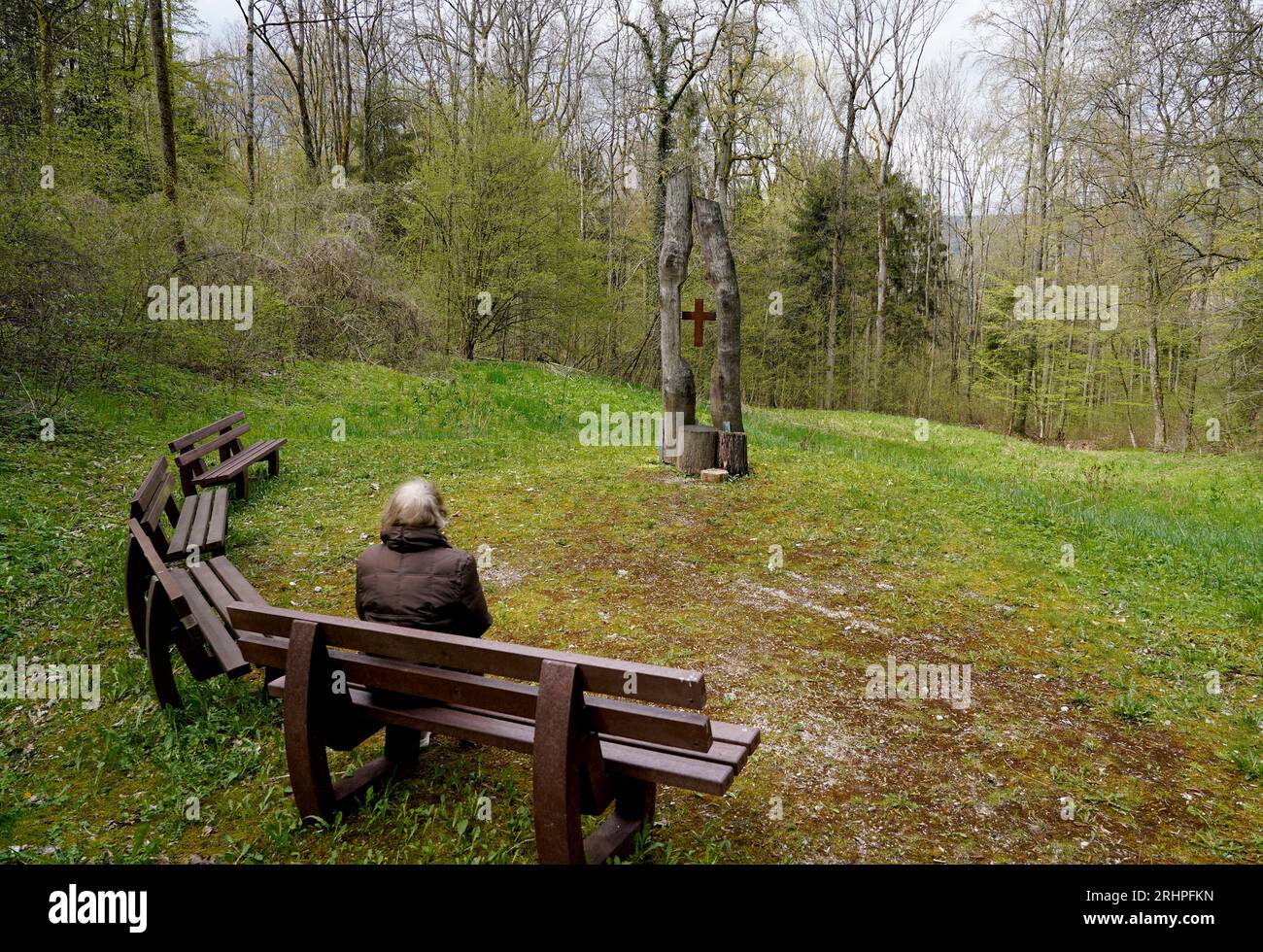 Allemagne, Bavière, haute-Franconie, Suisse franconienne, Pretzfeld, forêt de cimetière, mémorial, bancs, femme assise Banque D'Images