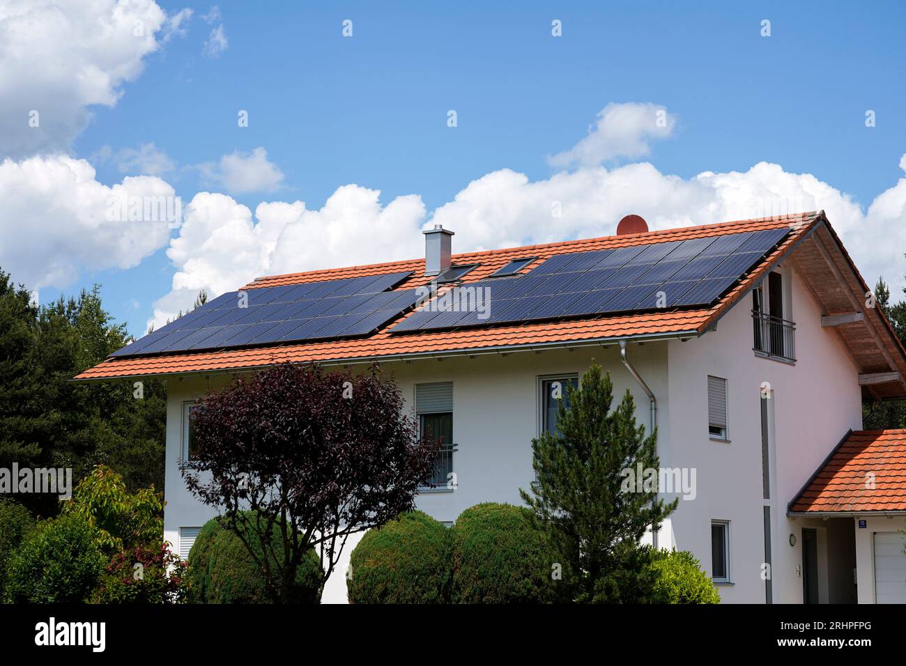 Allemagne, Bavière, haute-Bavière, maison unifamiliale avec photovoltaïque sur le toit Banque D'Images