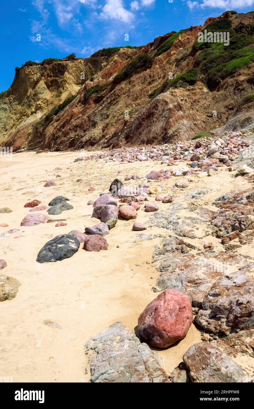 Pierres colorées sur la plage, Praia do Amado, Océan Atlantique, Carrapateira, Costa Vicentina, Algarve, district de Faro, Portugal, Parque Natural do Sudoeste Alentejano e Costa Vicentina Banque D'Images