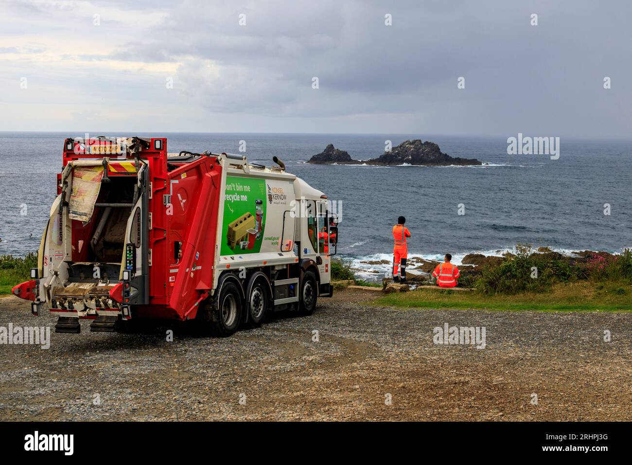 Une équipe de camion Cornish bin ayant une pause avec une vue spectaculaire au bout de la route, Cape Cornwall, nr LANd's End, Cornwall, Angleterre, ROYAUME-UNI Banque D'Images