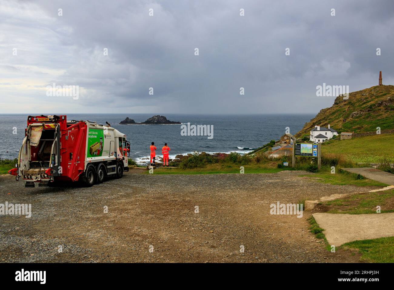 Une équipe de camion Cornish bin ayant une pause avec une vue spectaculaire au bout de la route, Cape Cornwall, nr LANd's End, Cornwall, Angleterre, ROYAUME-UNI Banque D'Images