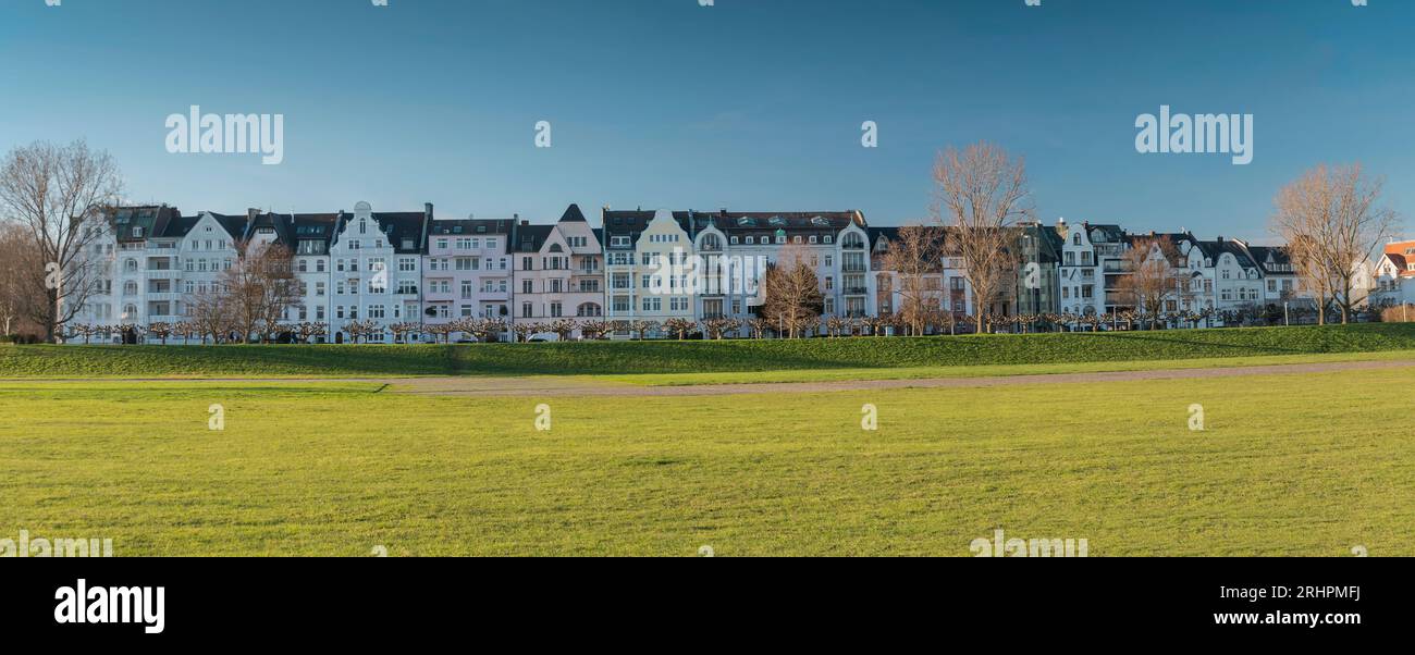 Magnifique panorama de villas de ville classiques sur le front de mer de Düsseldorf Oberkassel Banque D'Images