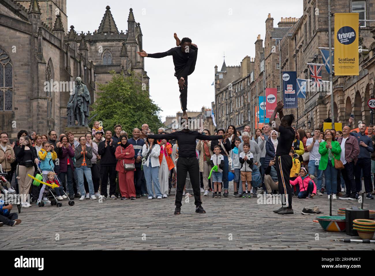 Royal Mile, Edinburgh Fringe, Écosse, Royaume-Uni. 18 août 2023. Fin nuageuse de la deuxième semaine du Festival Fringe d'Édimbourg, les foules étaient à la recherche de divertissement mais n'étouffaient pas la High Street comme dans les années pré-covid. Sur la photo : les Fanti Acrobats offrent un affichage rapide de compétences sur la High Street. Crédit : Archwhite/alamy Live News. Banque D'Images