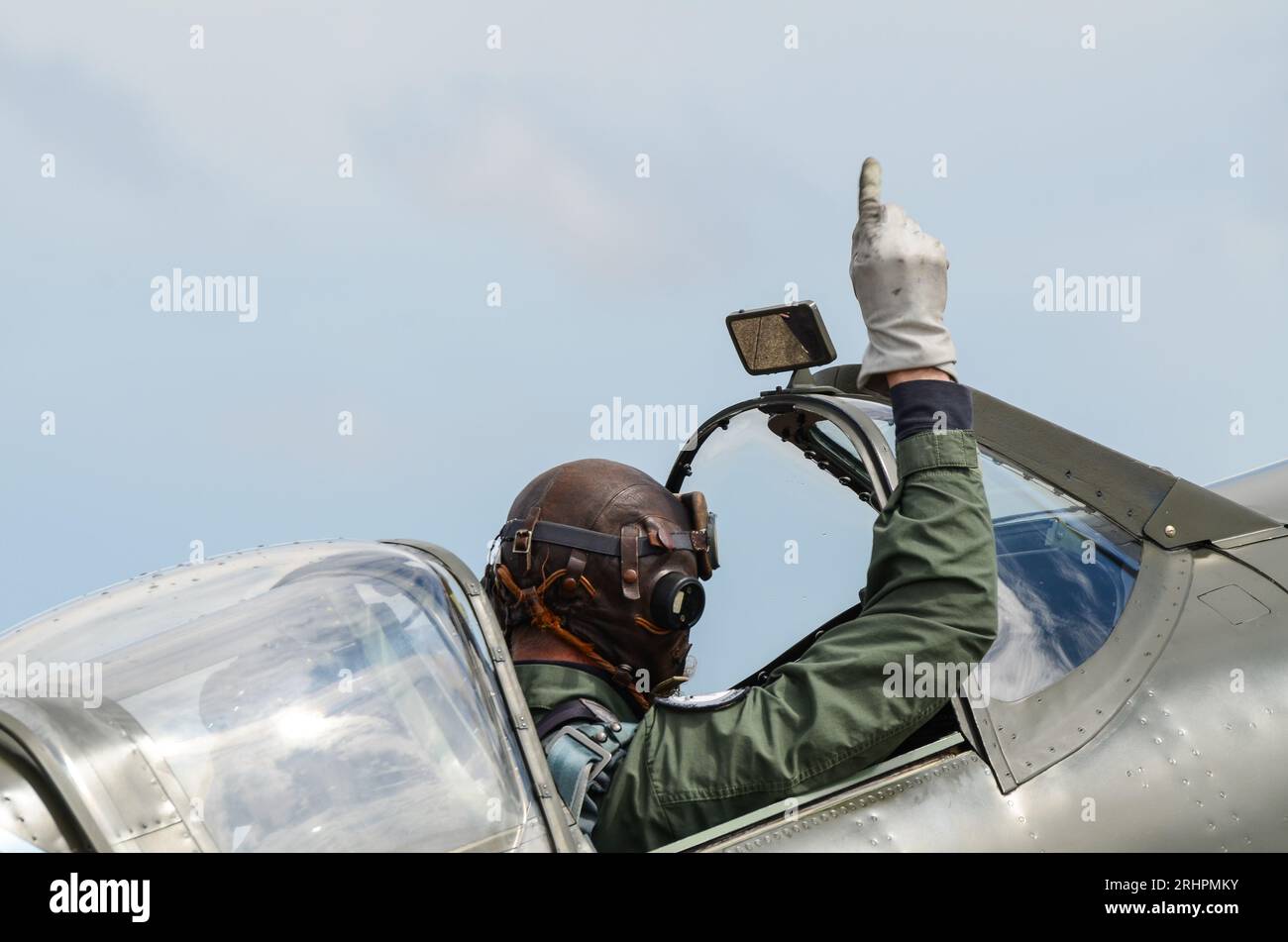 Pilote donnant le signal de main de démarrage de l'hélice du moteur universel avant de démarrer le moteur Merlin sur un avion Spitfire de la Seconde Guerre mondiale. Prop. Transparent Banque D'Images