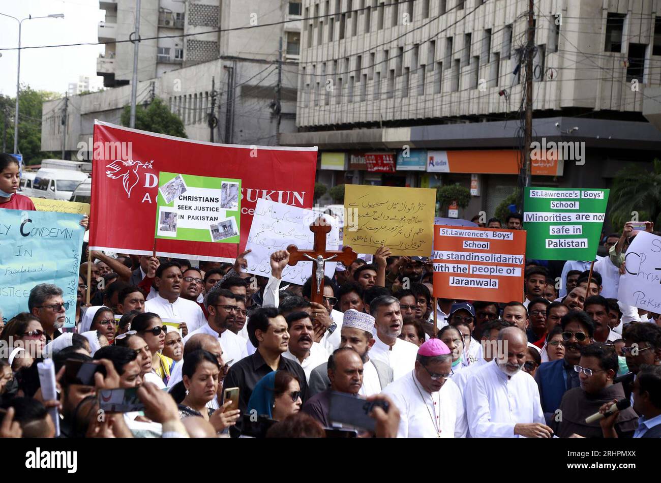 Des membres de la communauté chrétienne organisent une manifestation de protestation contre l'attaque contre les églises de Jaranwala, au club de presse de Karachi, le vendredi 18 août 2023. Crédit : Asianet-Pakistan/Alamy Live News Banque D'Images