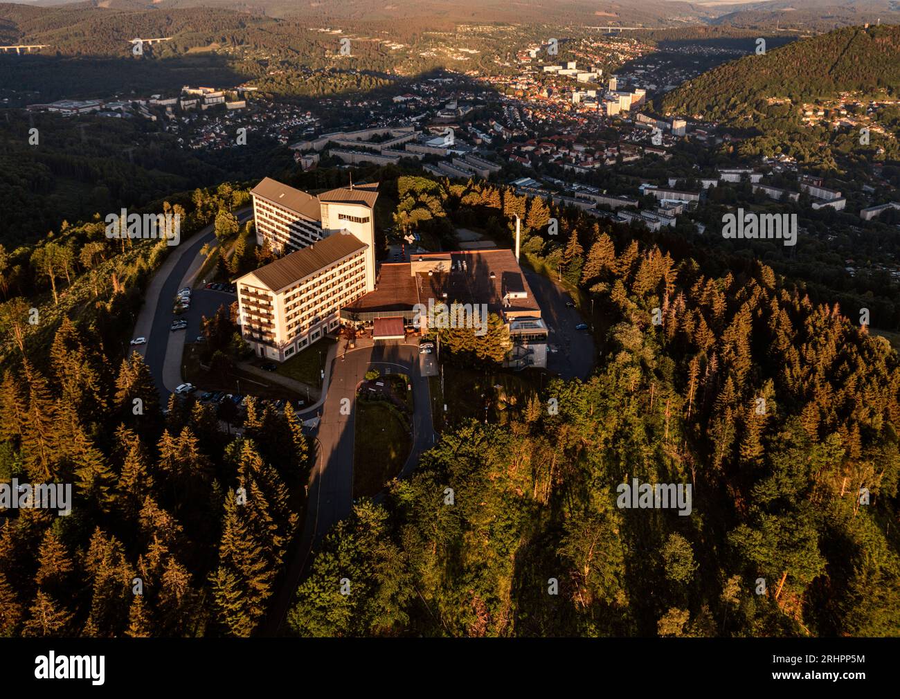 Allemagne, Thuringe, Suhl, Hotel, montagne, ville en arrière-plan, lumière du matin, forêt, montagnes, vue d'ensemble, vue oblique, vue aérienne Banque D'Images